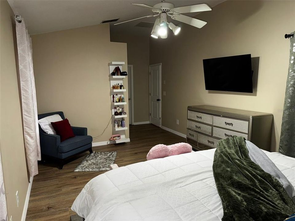 En Venta: $369,000 (4 camas, 2 baños, 1912 Pies cuadrados)