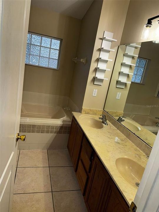 En Venta: $369,000 (4 camas, 2 baños, 1912 Pies cuadrados)