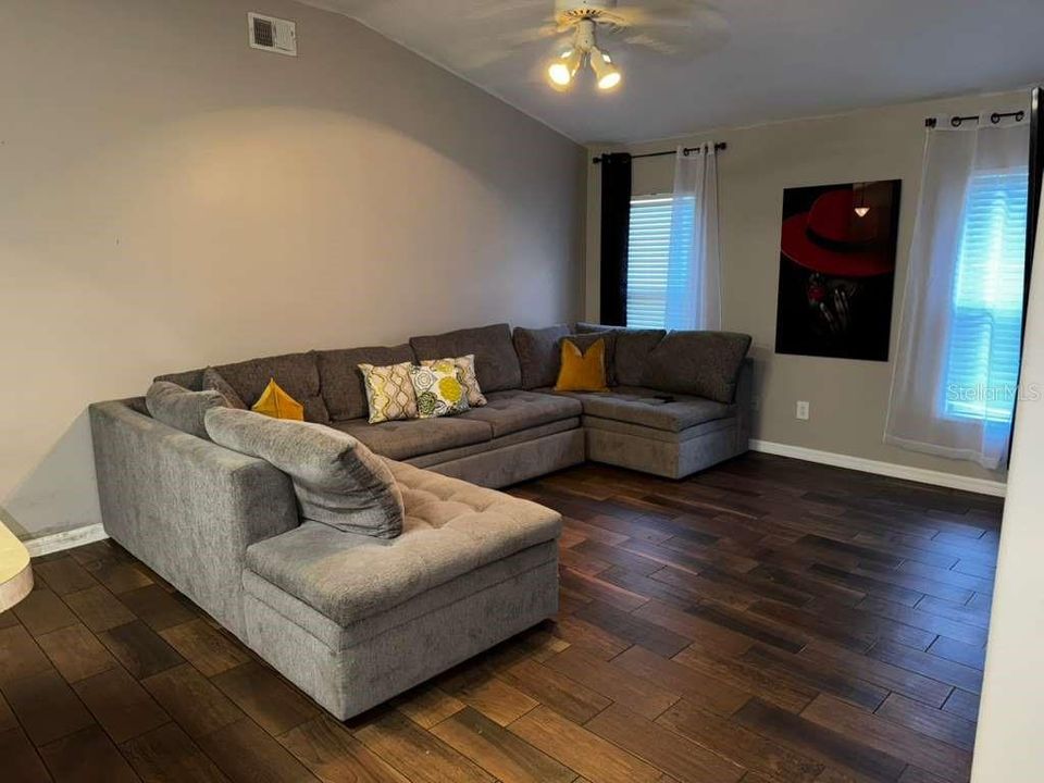 En Venta: $369,000 (4 camas, 2 baños, 1912 Pies cuadrados)