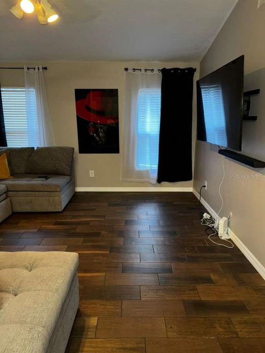 En Venta: $369,000 (4 camas, 2 baños, 1912 Pies cuadrados)