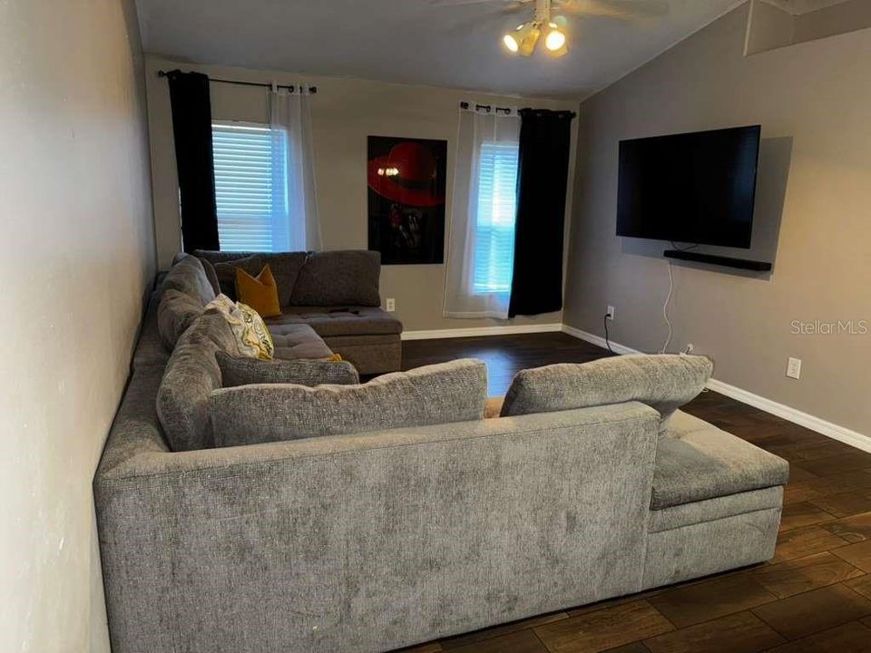 En Venta: $369,000 (4 camas, 2 baños, 1912 Pies cuadrados)