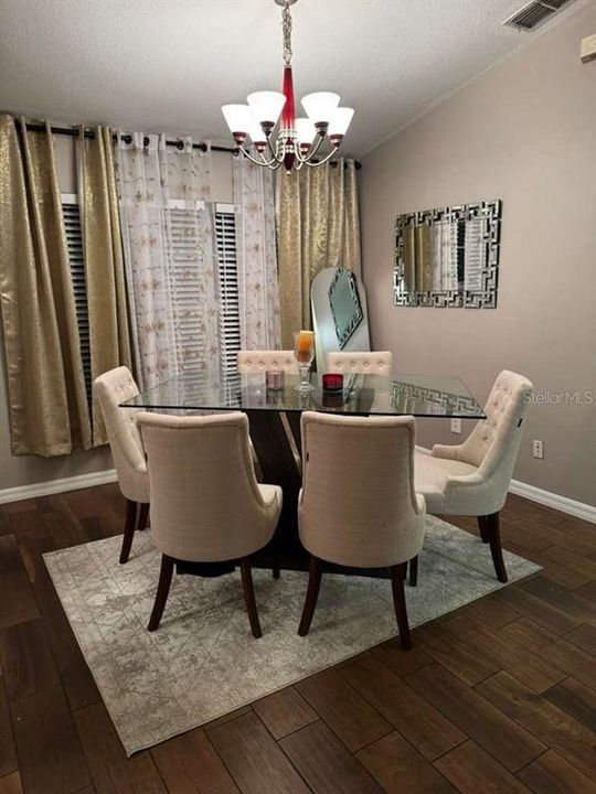 En Venta: $369,000 (4 camas, 2 baños, 1912 Pies cuadrados)