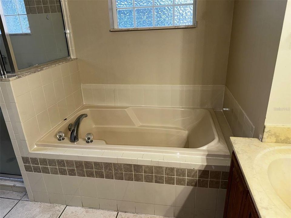 En Venta: $369,000 (4 camas, 2 baños, 1912 Pies cuadrados)