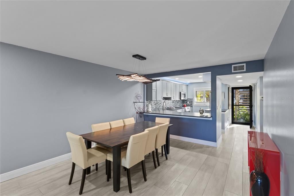 For Sale: $562,500 (2 beds, 2 baths, 1216 Square Feet)