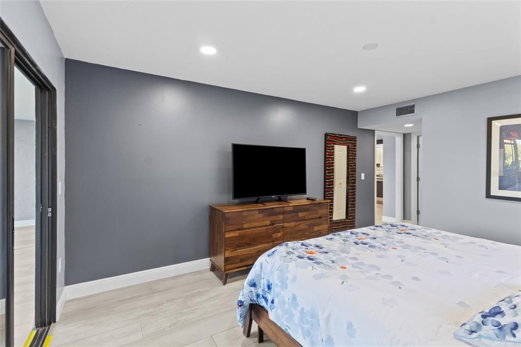 For Sale: $562,500 (2 beds, 2 baths, 1216 Square Feet)