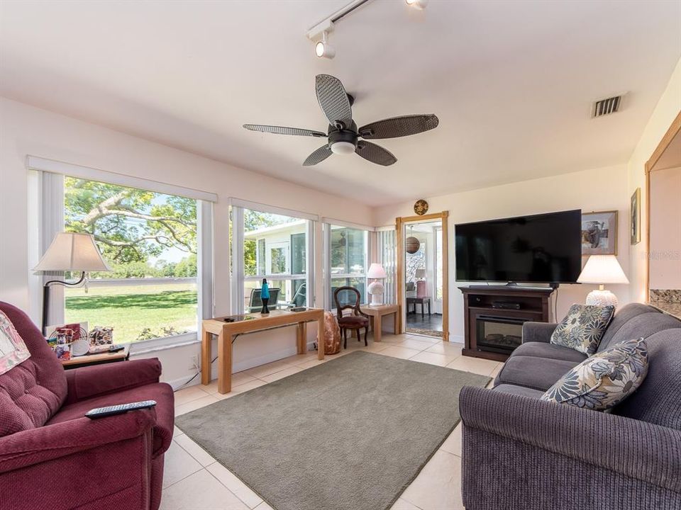 合同活跃: $429,900 (2 贝兹, 2 浴室, 1259 平方英尺)