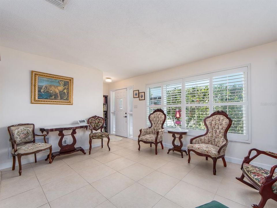 合同活跃: $429,900 (2 贝兹, 2 浴室, 1259 平方英尺)