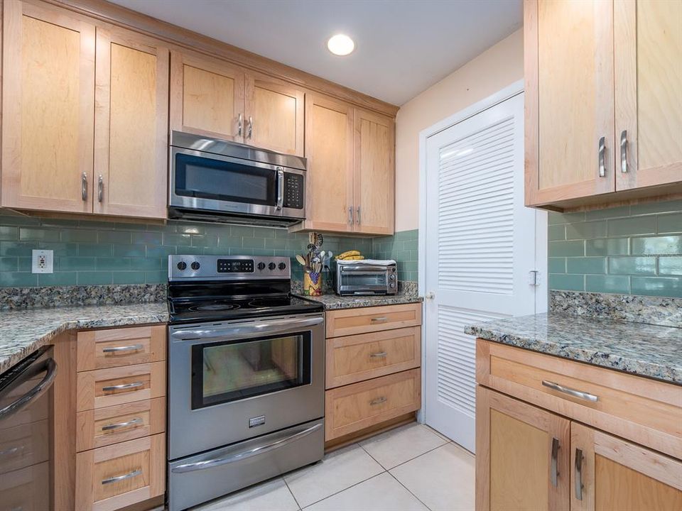 合同活跃: $429,900 (2 贝兹, 2 浴室, 1259 平方英尺)