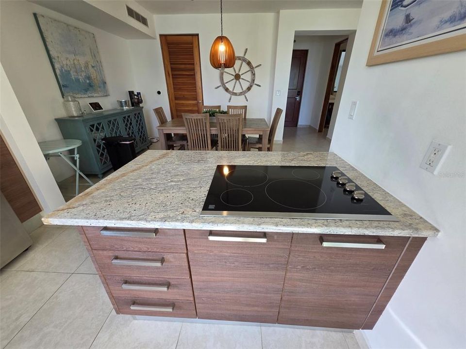 出租: $5,000 (2 贝兹, 2 浴室, 1635 平方英尺)