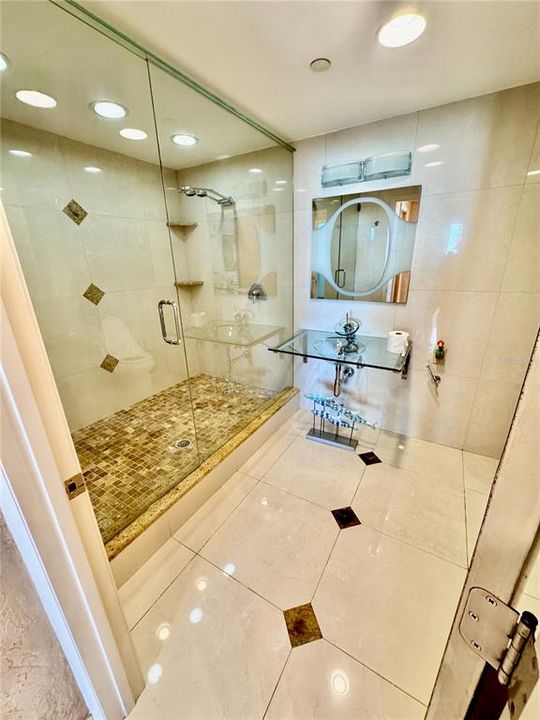 Activo con contrato: $1,850,000 (3 camas, 2 baños, 1920 Pies cuadrados)