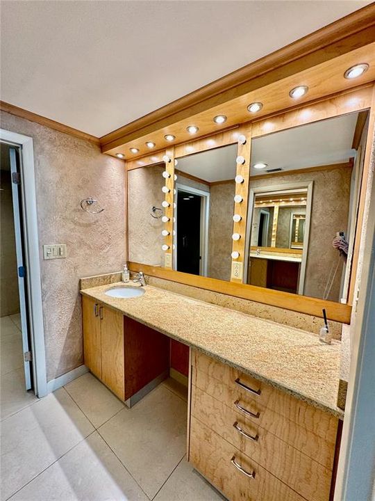 Activo con contrato: $1,850,000 (3 camas, 2 baños, 1920 Pies cuadrados)