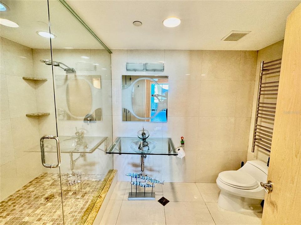 Activo con contrato: $1,850,000 (3 camas, 2 baños, 1920 Pies cuadrados)