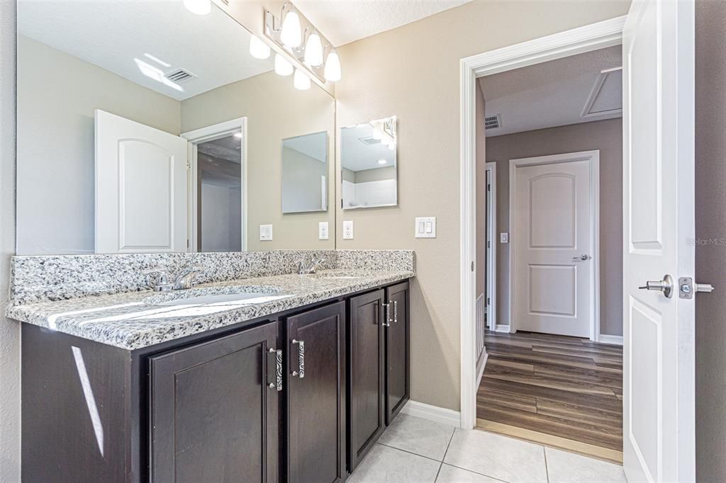 На продажу: $899,000 (5 спален, 3 ванн, 3380 Квадратных фут)