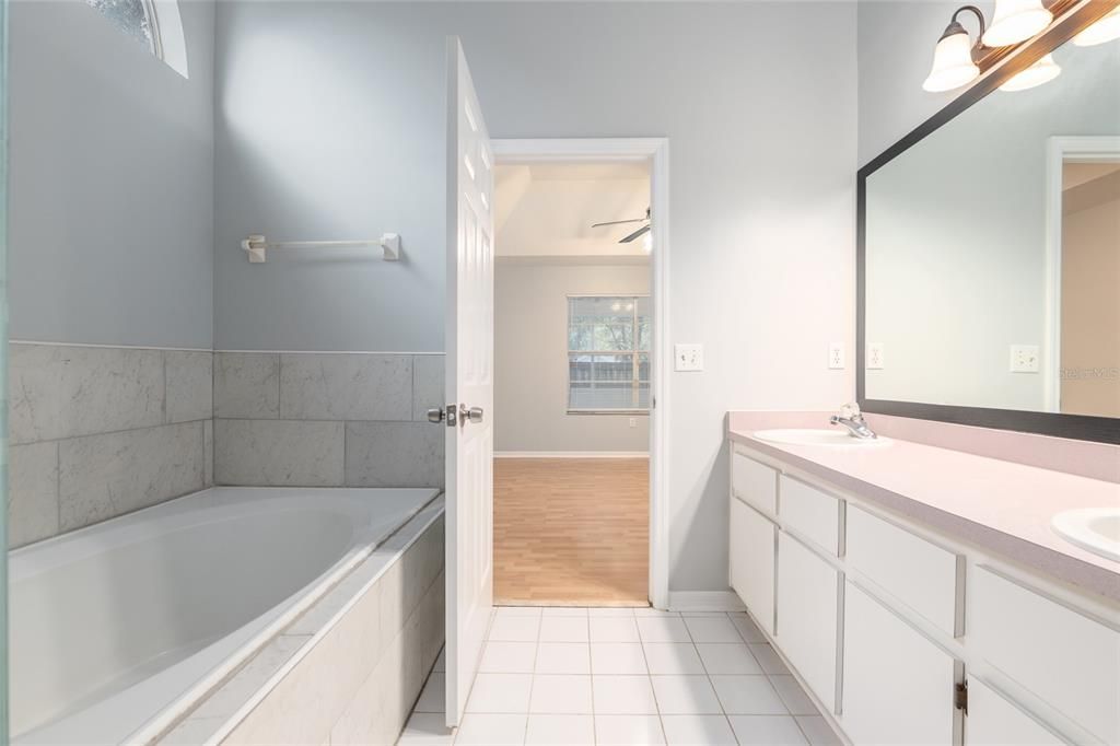 Под контрактом: $299,900 (3 спален, 2 ванн, 1678 Квадратных фут)