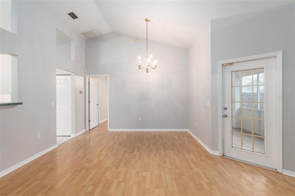 Под контрактом: $299,900 (3 спален, 2 ванн, 1678 Квадратных фут)