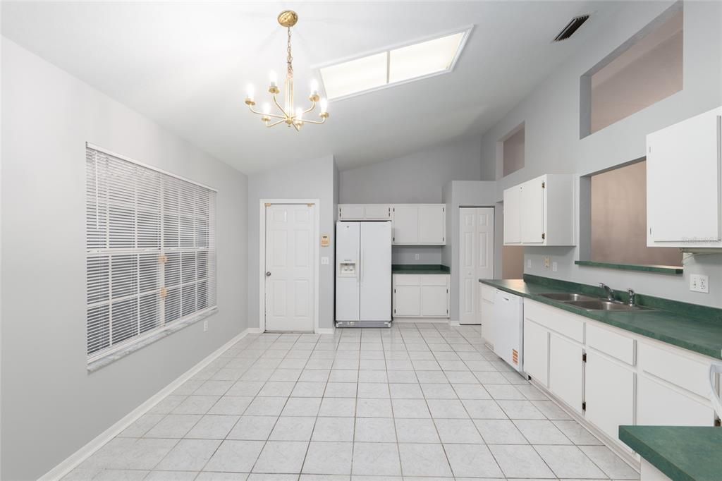 Под контрактом: $299,900 (3 спален, 2 ванн, 1678 Квадратных фут)