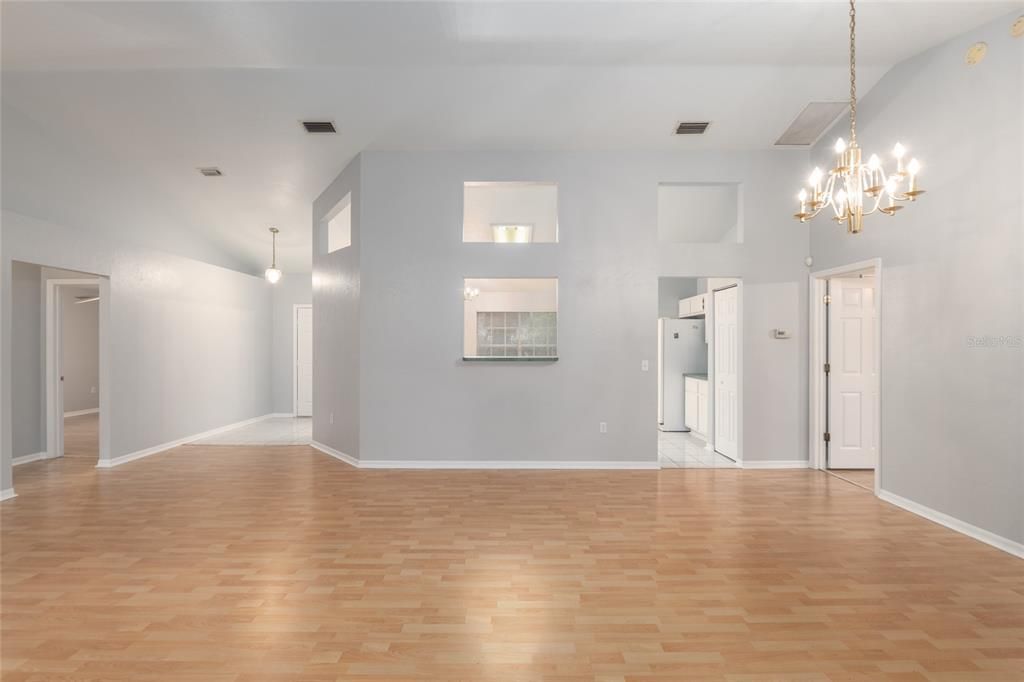 Под контрактом: $299,900 (3 спален, 2 ванн, 1678 Квадратных фут)