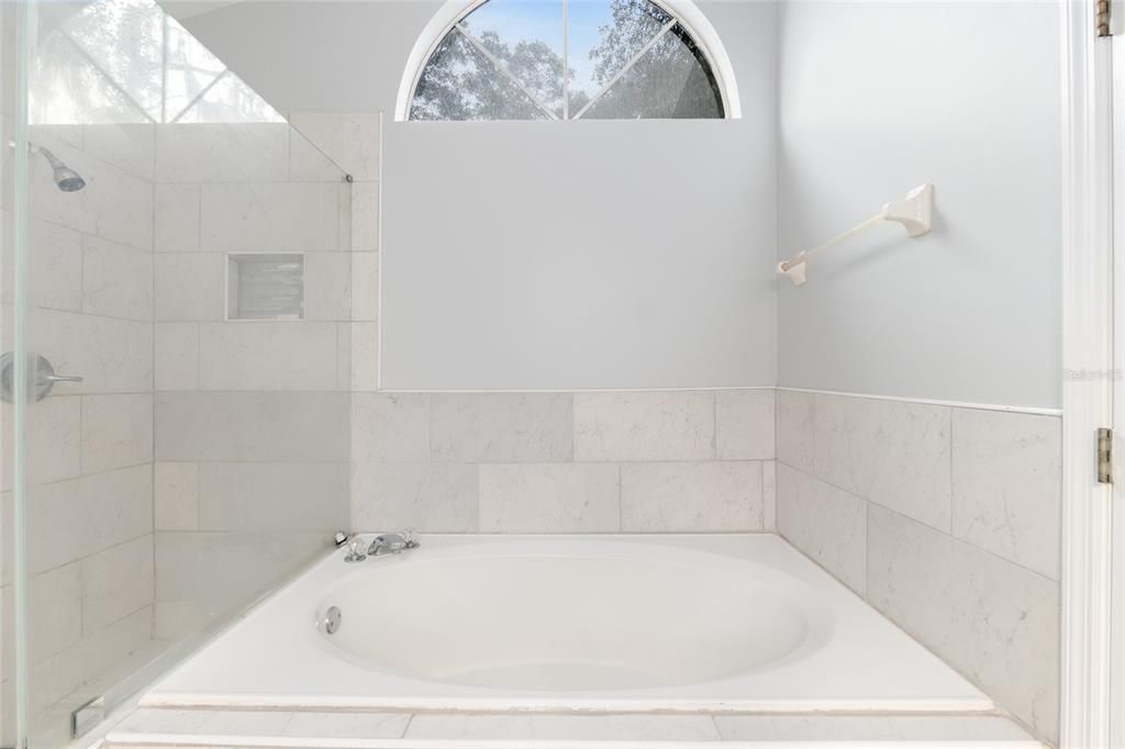 Под контрактом: $299,900 (3 спален, 2 ванн, 1678 Квадратных фут)