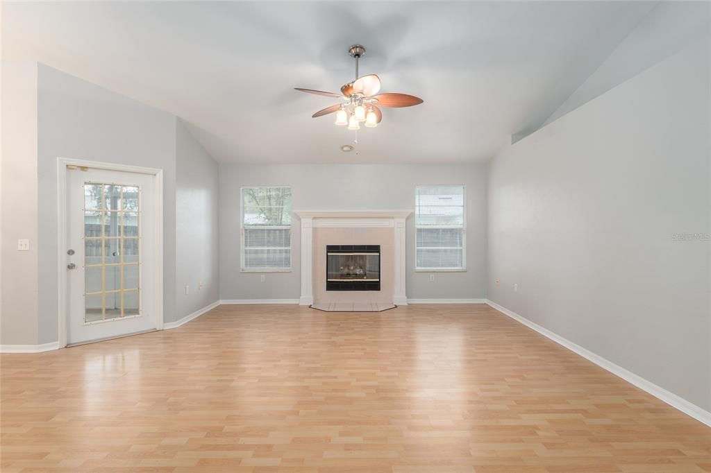 Под контрактом: $299,900 (3 спален, 2 ванн, 1678 Квадратных фут)