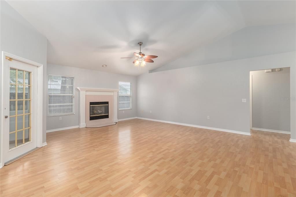 Под контрактом: $299,900 (3 спален, 2 ванн, 1678 Квадратных фут)