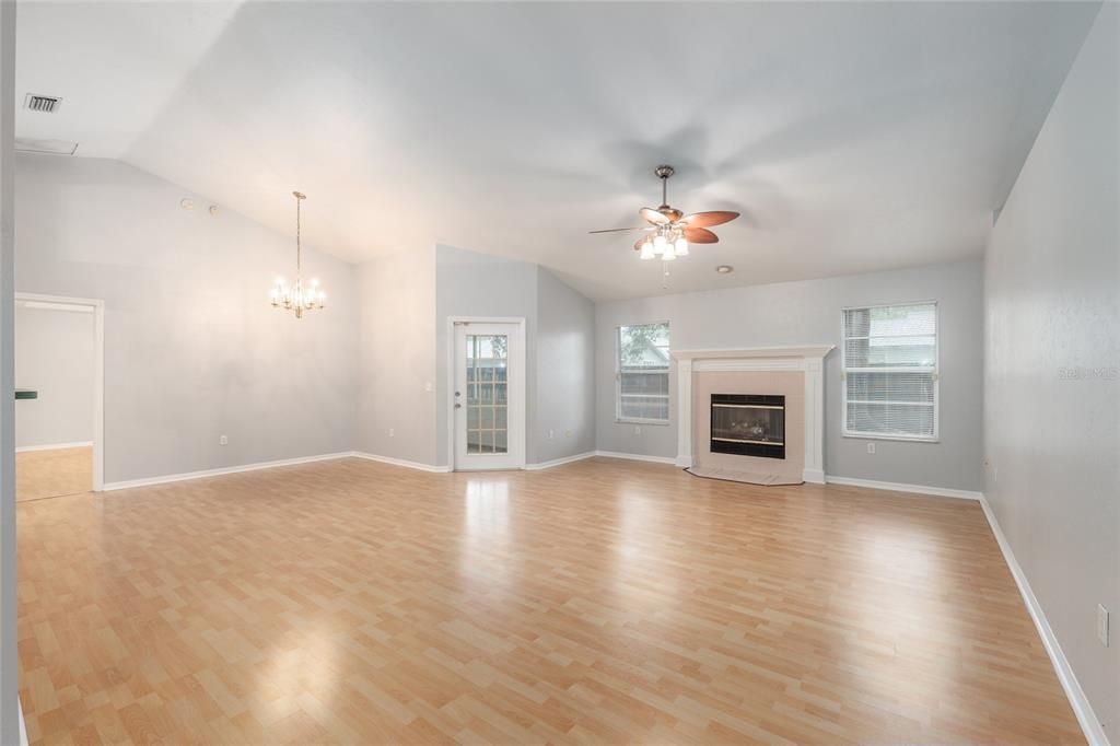 Под контрактом: $299,900 (3 спален, 2 ванн, 1678 Квадратных фут)