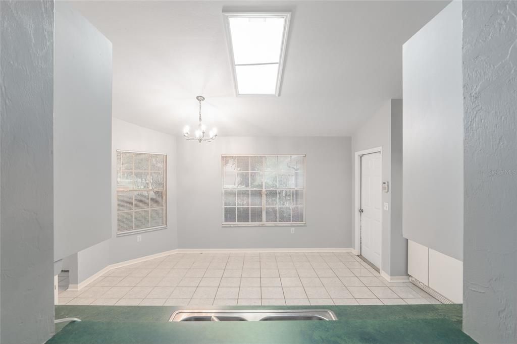 Под контрактом: $299,900 (3 спален, 2 ванн, 1678 Квадратных фут)