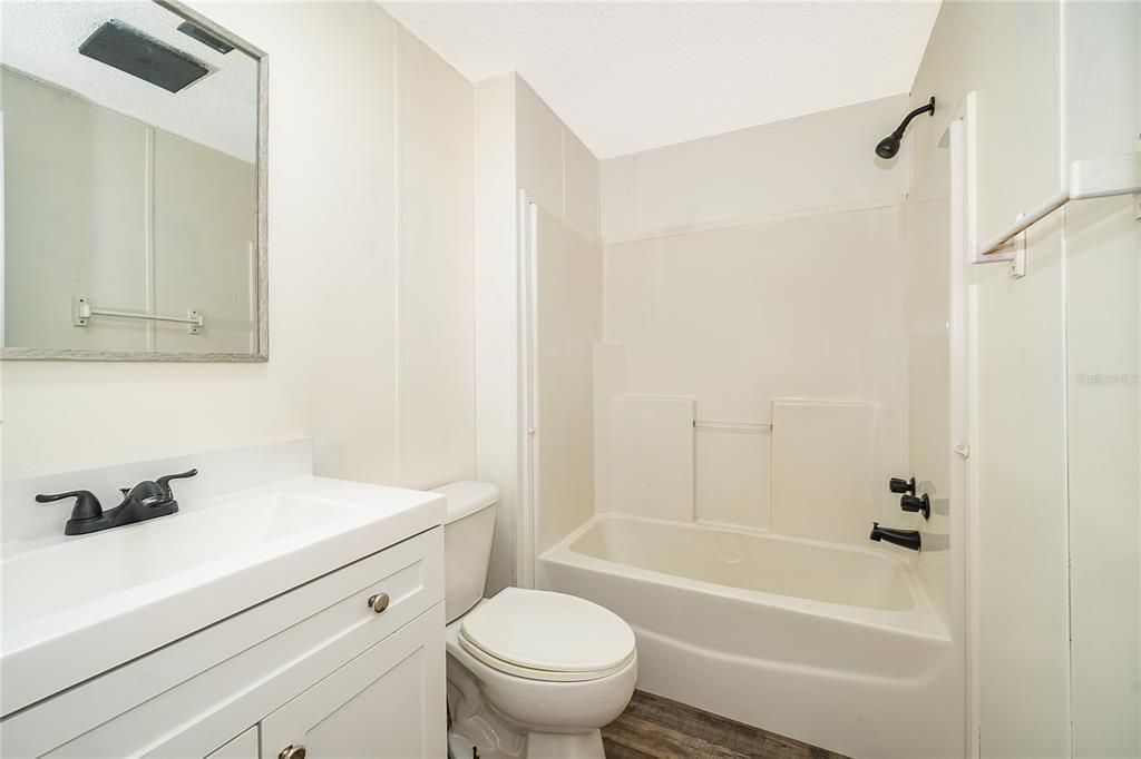 Activo con contrato: $350,000 (4 camas, 3 baños, 2010 Pies cuadrados)