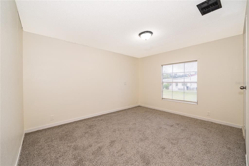 Activo con contrato: $350,000 (4 camas, 3 baños, 2010 Pies cuadrados)