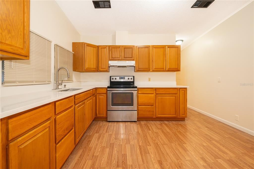 Activo con contrato: $350,000 (4 camas, 3 baños, 2010 Pies cuadrados)