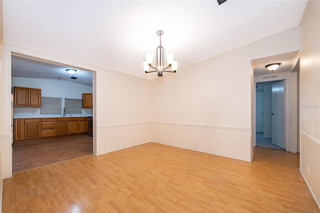 Activo con contrato: $350,000 (4 camas, 3 baños, 2010 Pies cuadrados)