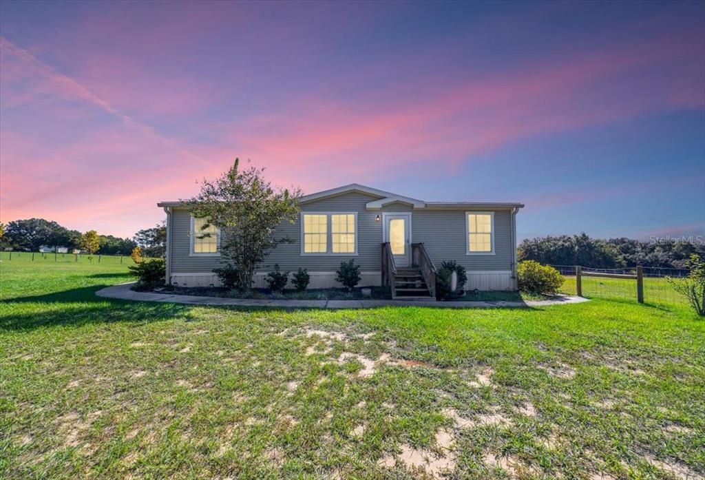 For Sale: $679,900 (3 beds, 2 baths, 1188 Square Feet)