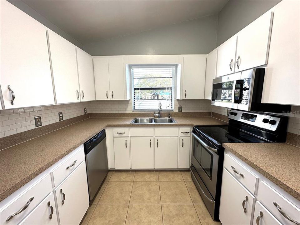 Active With Contract: $264,900 (3 beds, 2 baths, 1350 Square Feet)