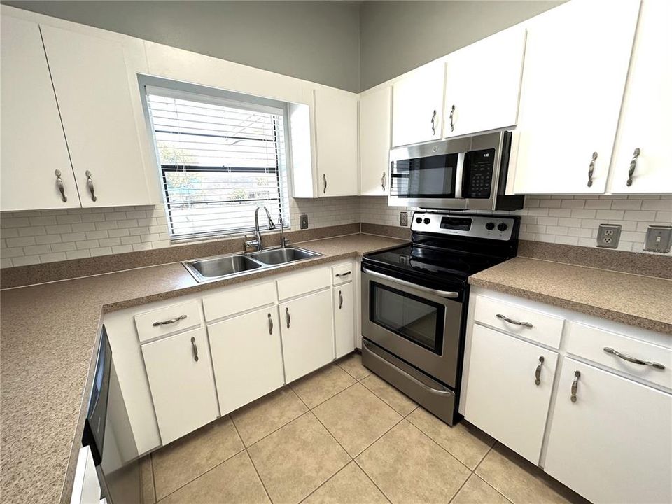 Active With Contract: $264,900 (3 beds, 2 baths, 1350 Square Feet)