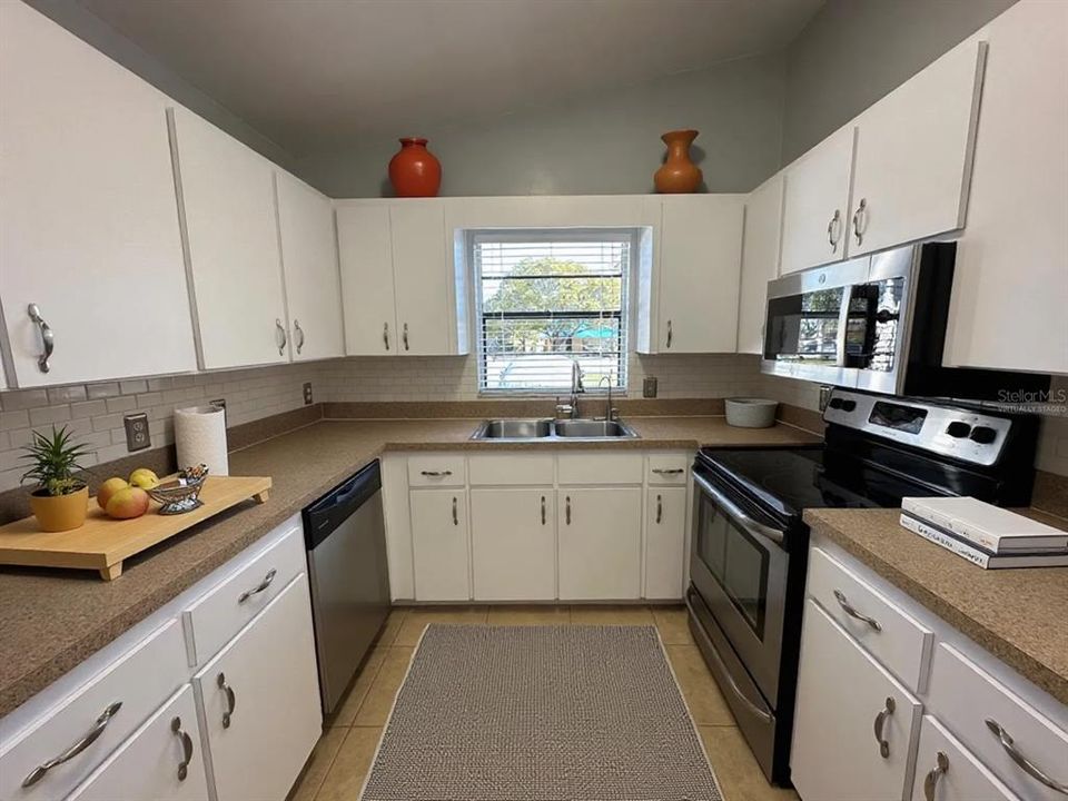 Active With Contract: $264,900 (3 beds, 2 baths, 1350 Square Feet)