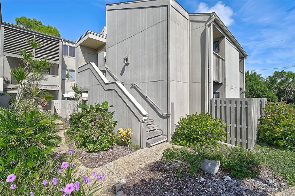 待售: $225,000 (2 贝兹, 2 浴室, 1325 平方英尺)