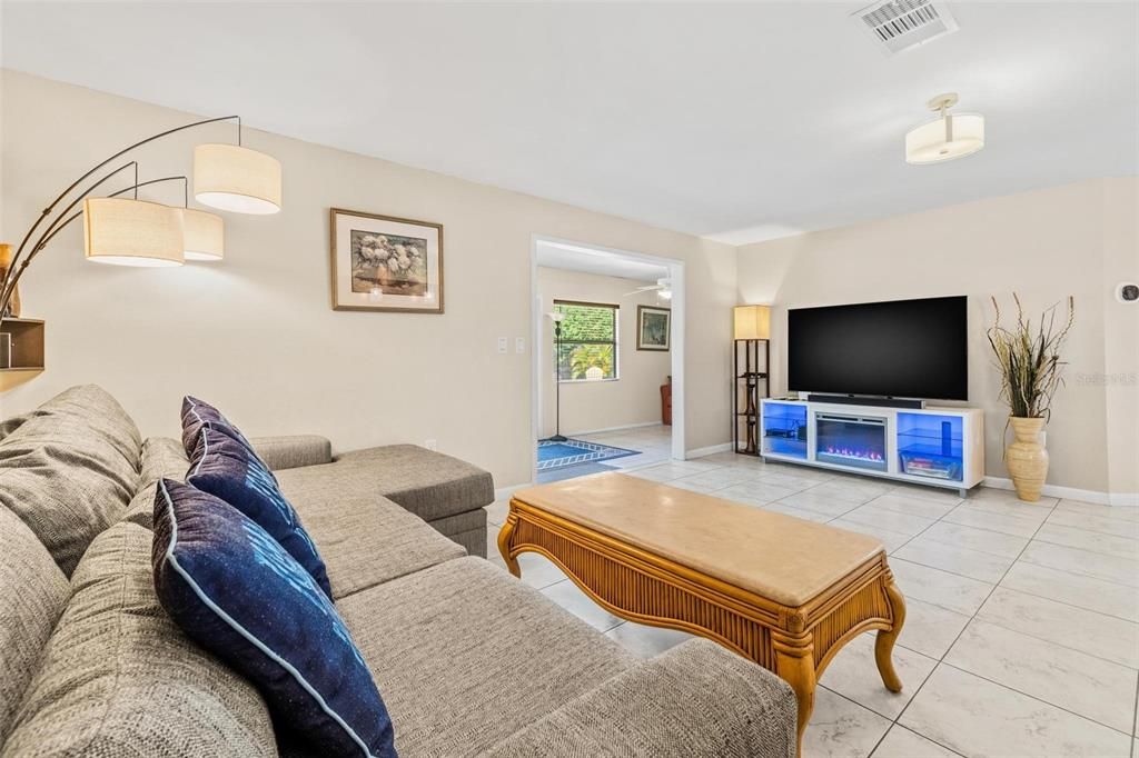 For Sale: $375,000 (3 beds, 2 baths, 1528 Square Feet)