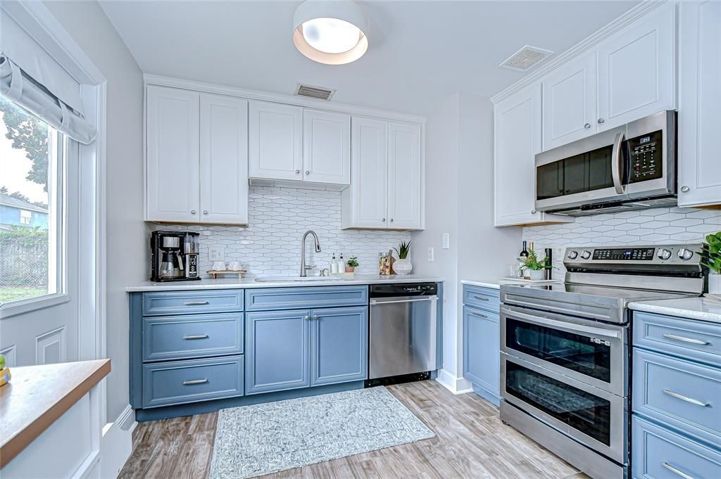 Active With Contract: $355,000 (3 beds, 1 baths, 975 Square Feet)