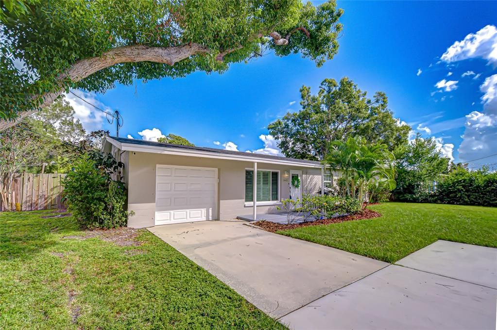 Active With Contract: $355,000 (3 beds, 1 baths, 975 Square Feet)