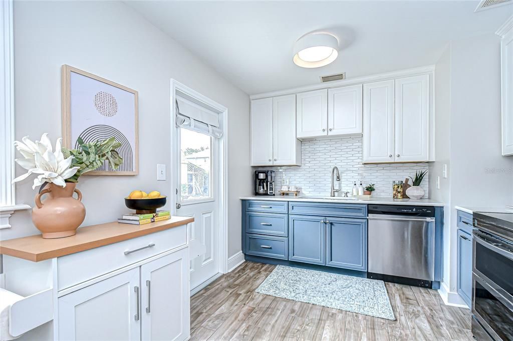 Active With Contract: $355,000 (3 beds, 1 baths, 975 Square Feet)