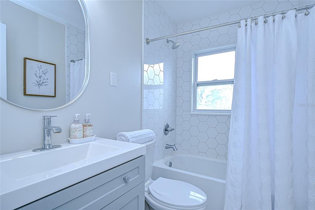 Active With Contract: $355,000 (3 beds, 1 baths, 975 Square Feet)