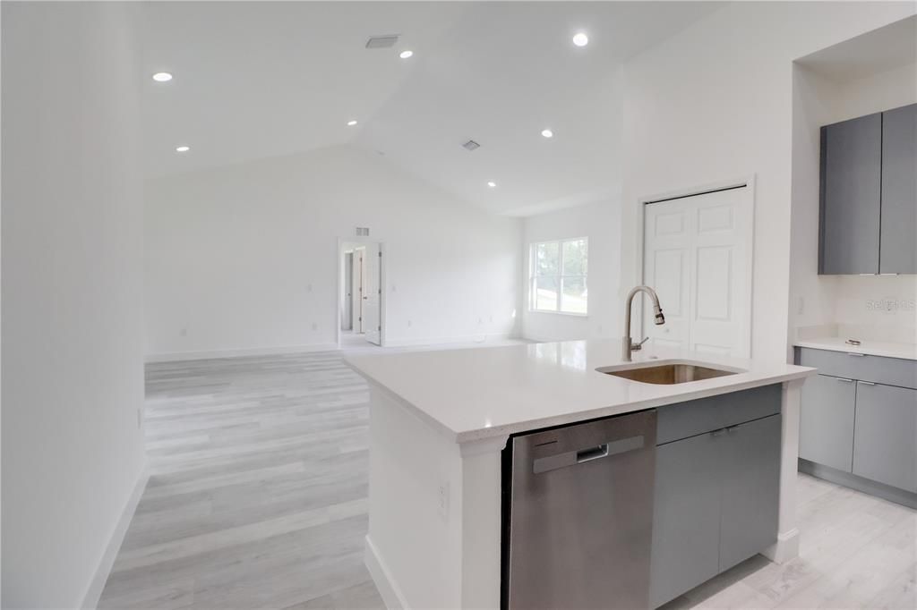 For Rent: $2,200 (4 beds, 2 baths, 1660 Square Feet)