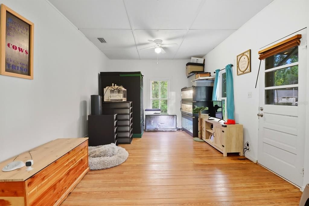 Active With Contract: $149,900 (2 beds, 1 baths, 952 Square Feet)