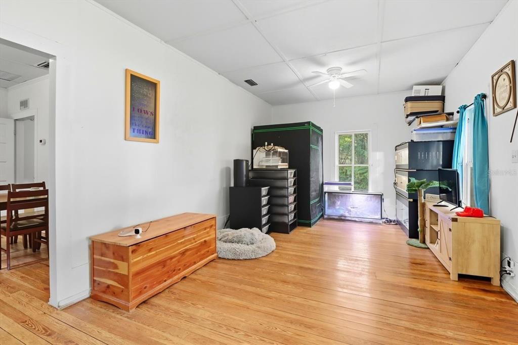 Active With Contract: $149,900 (2 beds, 1 baths, 952 Square Feet)