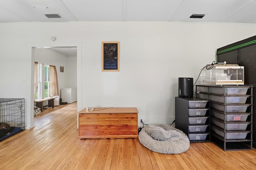 Active With Contract: $149,900 (2 beds, 1 baths, 952 Square Feet)