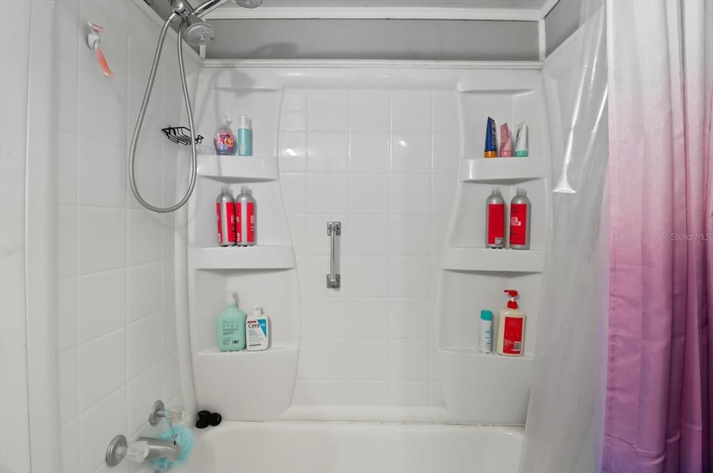 Active With Contract: $149,900 (2 beds, 1 baths, 952 Square Feet)