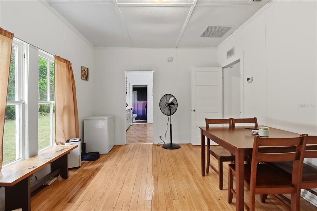 Active With Contract: $149,900 (2 beds, 1 baths, 952 Square Feet)