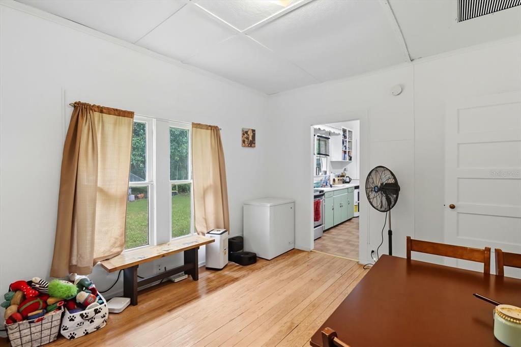 Active With Contract: $149,900 (2 beds, 1 baths, 952 Square Feet)