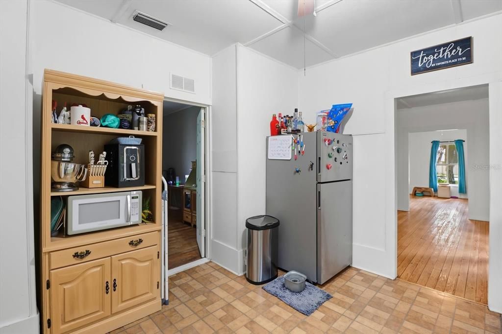 Active With Contract: $149,900 (2 beds, 1 baths, 952 Square Feet)