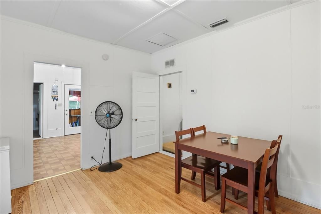 Active With Contract: $149,900 (2 beds, 1 baths, 952 Square Feet)