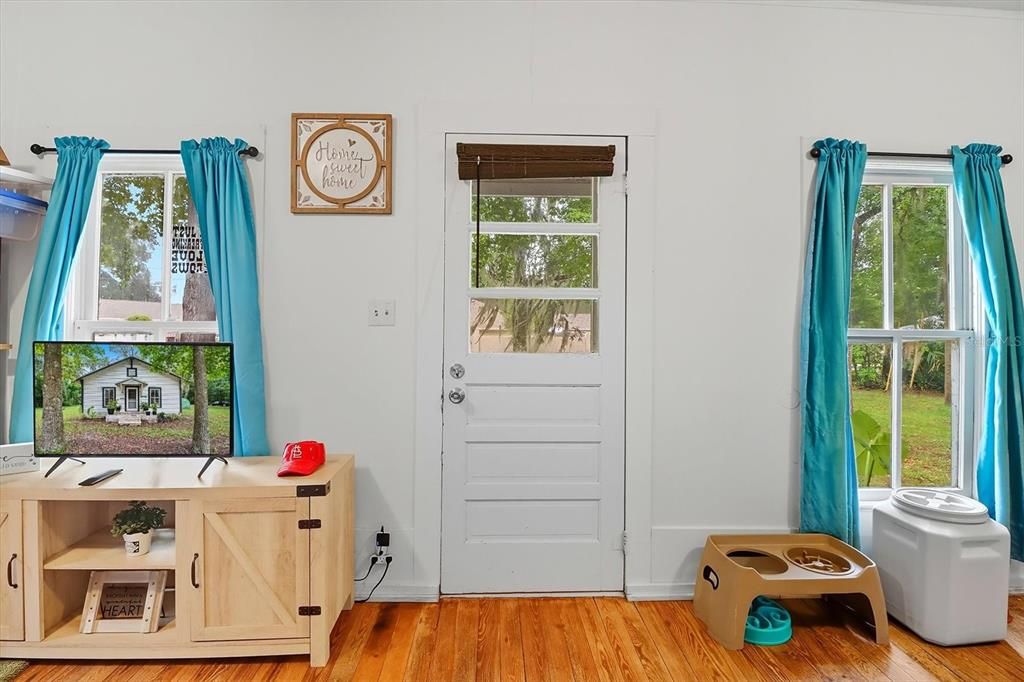 Active With Contract: $149,900 (2 beds, 1 baths, 952 Square Feet)